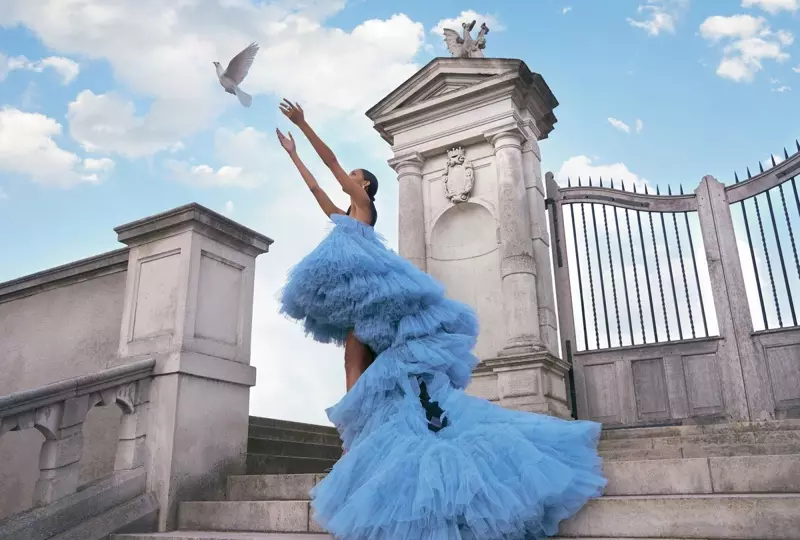 Cora Emmanuel Wows nan Haute Couture Gade pou Harper's Bazaar UK