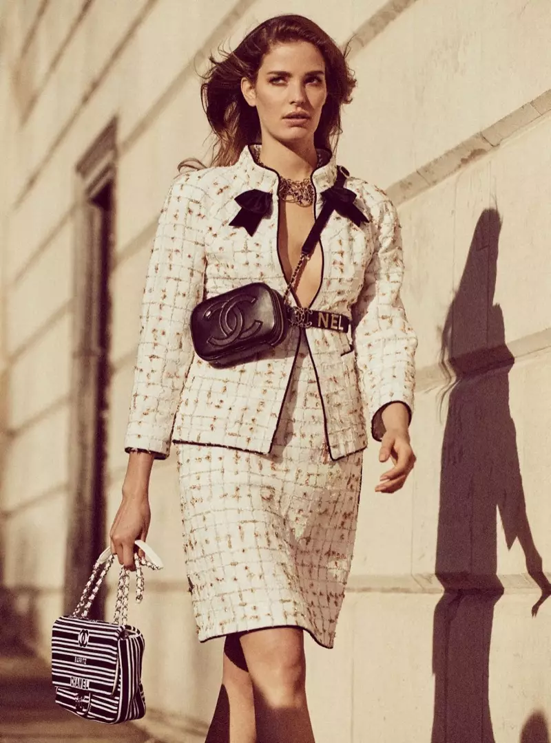 Алиса Ахман носи елегантни неутрални во Harper's Bazaar Обединетото Кралство