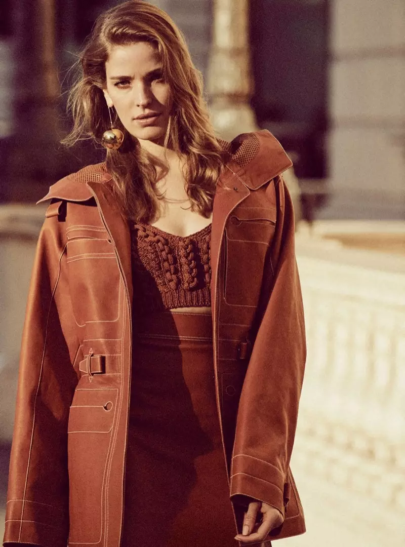 Alisa Ahmann poartă haine neutre elegante în Harper's Bazaar Marea Britanie