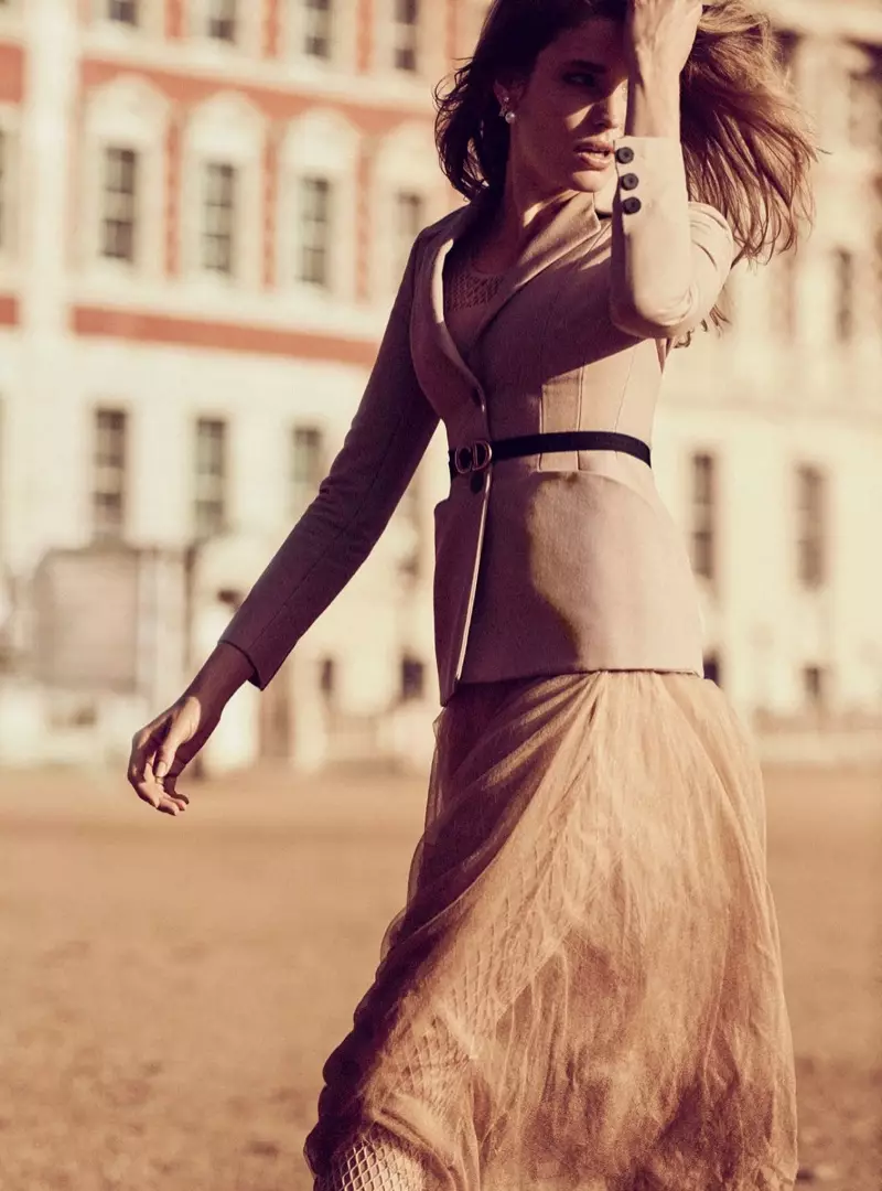 Аліса Аман носіць элегантныя нейтральныя штаны на Harper's Bazaar UK