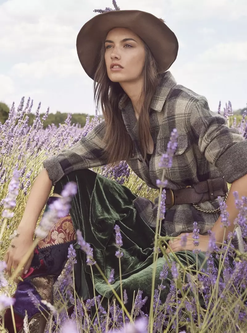 Nagpose si Ronja Furrer sa Labas sa Ralph Lauren para sa Harper's Bazaar UK