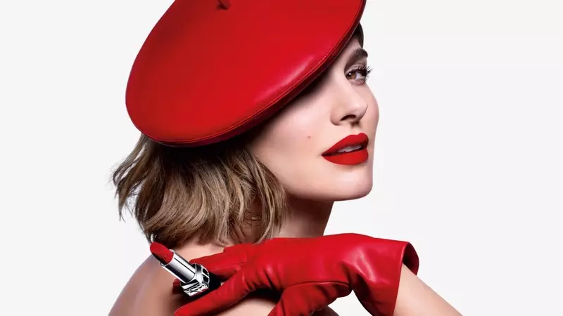 Natalie Portman dia mampiseho molotra mena amin'ny fanentanana lokomena Dior Rouge Dior 2021.