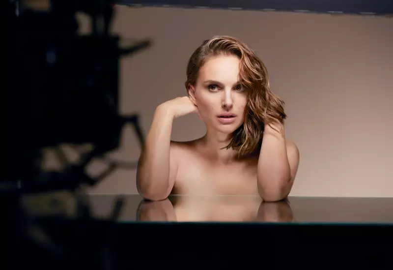 비하인드 더 씬: 디올 포에버(Dior Forever) 파운데이션 촬영장에서 나탈리 포트만(Natalie Portman)이 토플리스로 포즈를 취하고 있다.