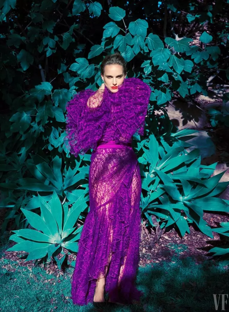 Atriz Natalie Portman posa em um vestido roxo Rodarte