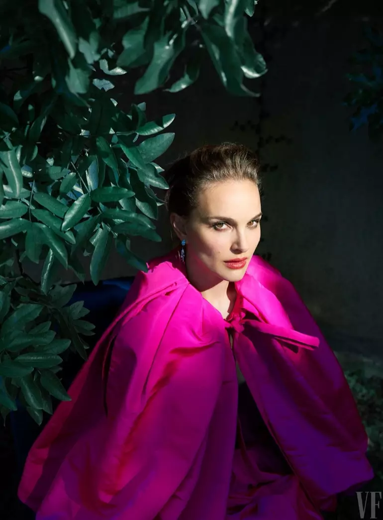 Natalie Portman poseer in 'n pienk Calvin Klein cape en romp