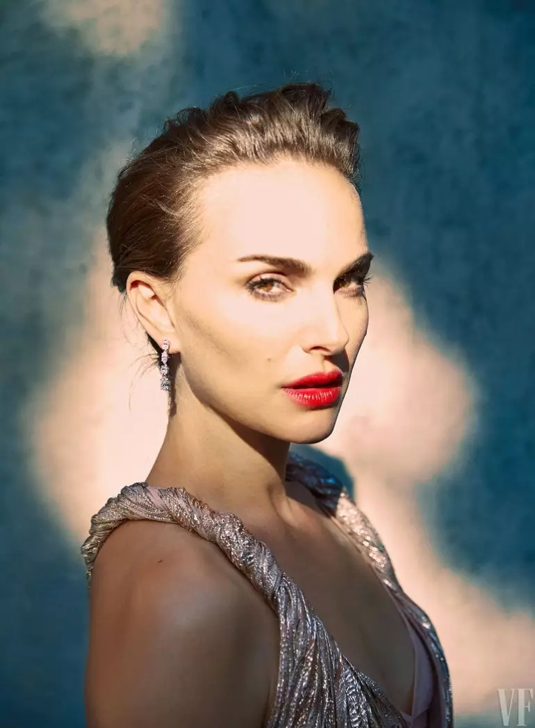 Lesta għall-closeup tagħha, Natalie Portman tippoża bil-libsa Dior