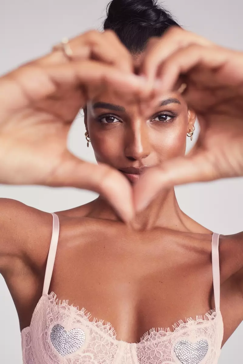 Jasmine Tookes fronts Victoria's Secret Valentine's Day 2020 kev sib tw