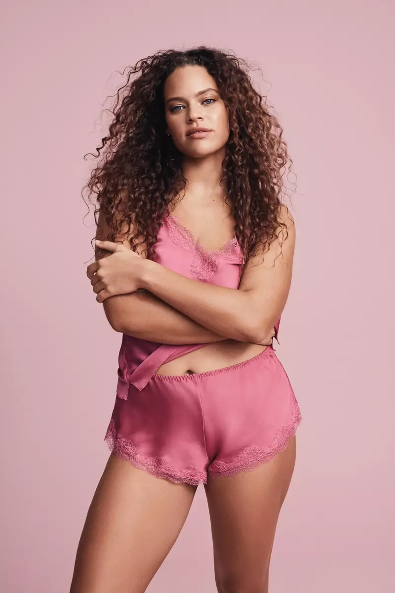 Solange van Door terlihat cantik dalam balutan warna pink untuk kampanye Victoria's Secret Valentine's Day 2020