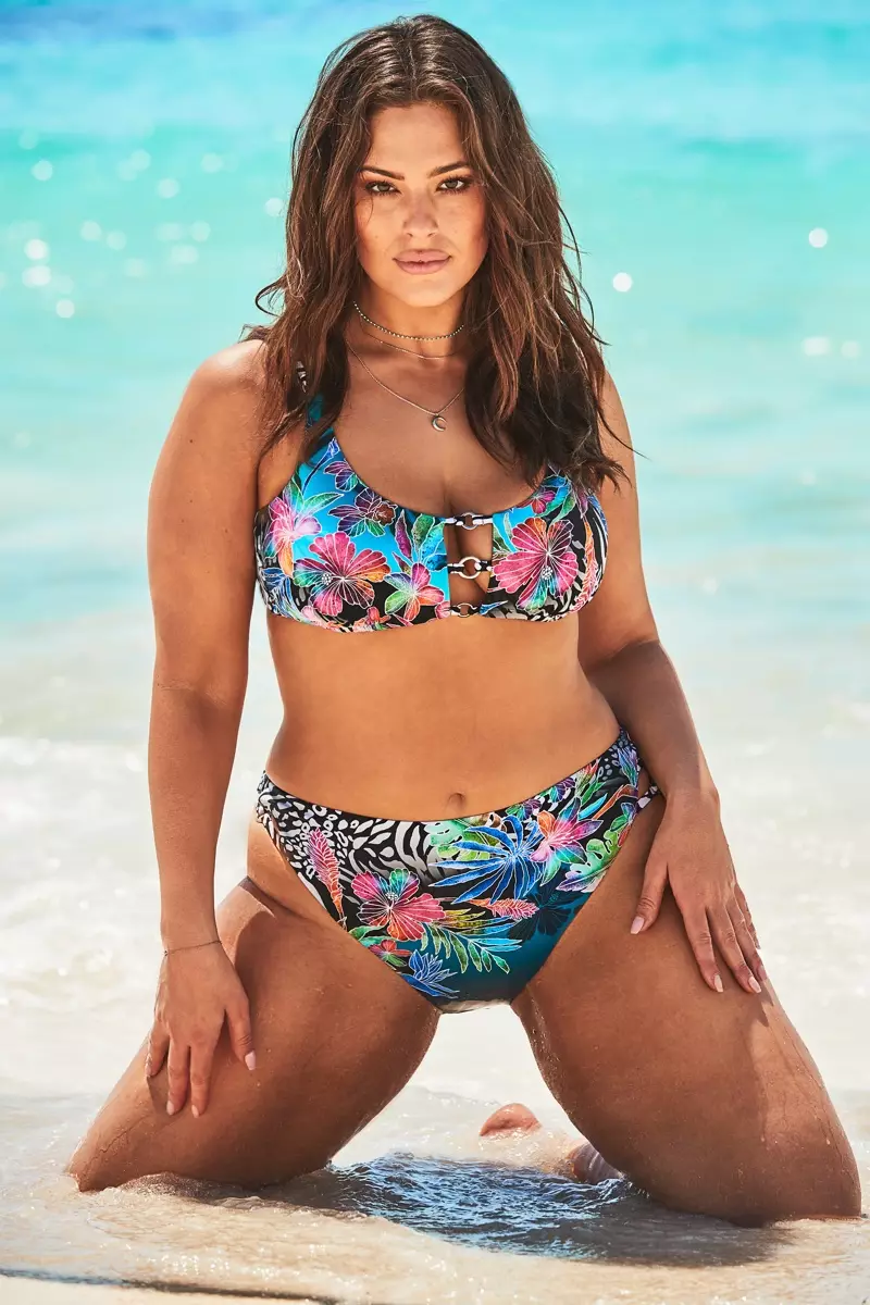 Îmbrățișând imprimeul floral, Ashley Graham apare în campania Swimsuits For All