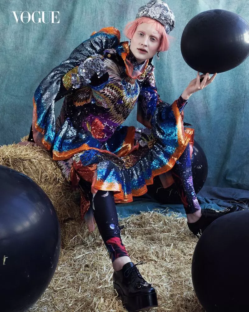 Lea de Wouters Poses hauv Avant-Garde Circus Style rau Vogue Portugal