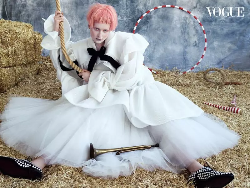 Lea de Wouters Poses hauv Avant-Garde Circus Style rau Vogue Portugal