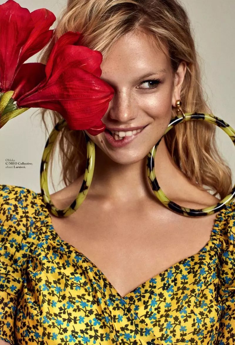 Nadine Leopold Ôm những bức in đậm cho ELLE Slovenia