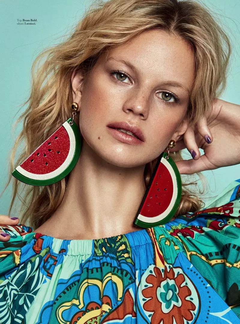 Nadine Leopold adota estampas ousadas para ELLE Eslovênia