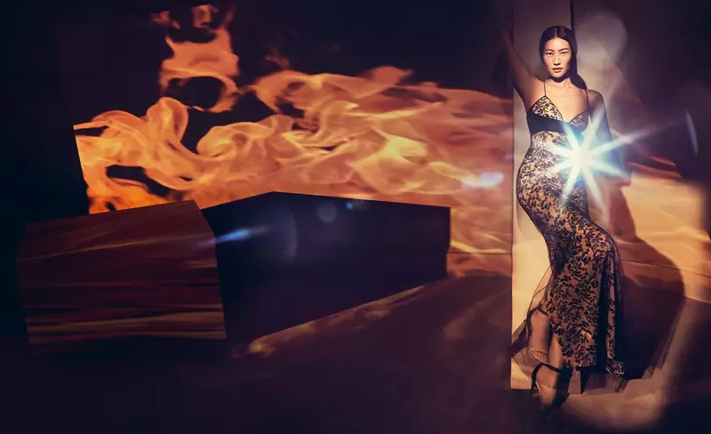 Liu Wen poseer in La Perla Autografo sy lang rok