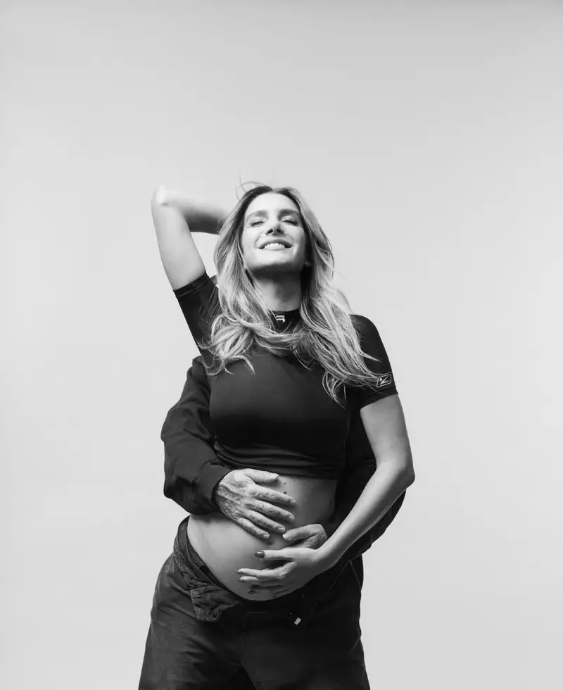 Valentina Ferrer ûntbleatet har swangerskip foar de shoot. Foto: An Le / Vogue Mexico