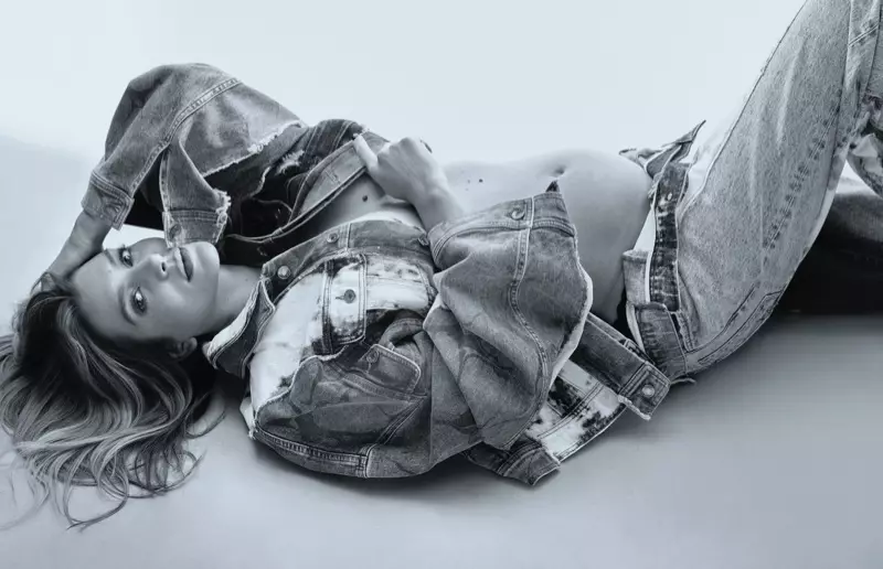 Bergambar hitam dan putih, Valentina Ferrer menunjukkan benjolan kehamilannya. Foto: An Le / Vogue Mexico