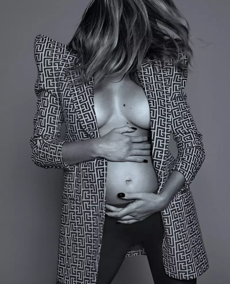 Valentina Ferrer lulas sian gravedan stomakon. Foto: An Le / Vogue Mexico