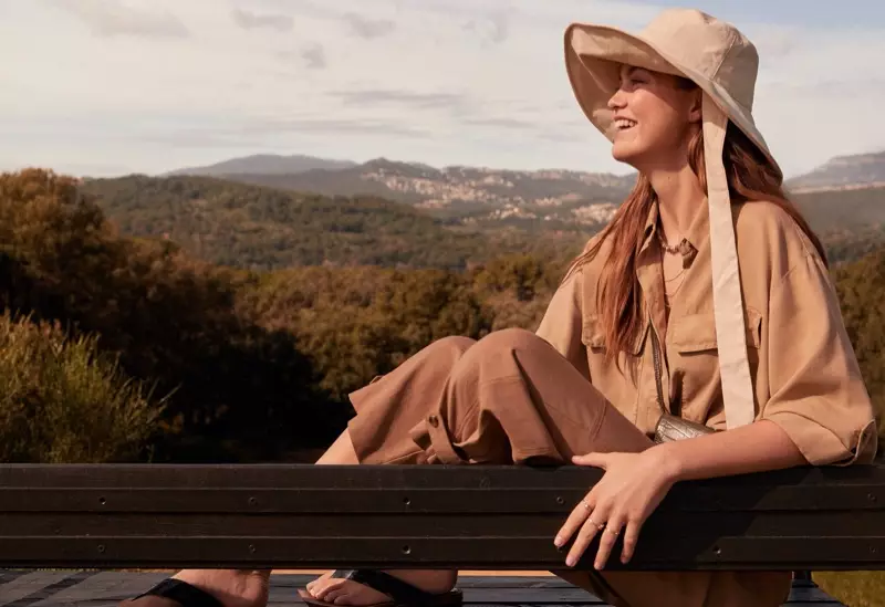 Luna Bijl, mostrando un sorriso, posa cos estilos de primavera de 2020 de Mango