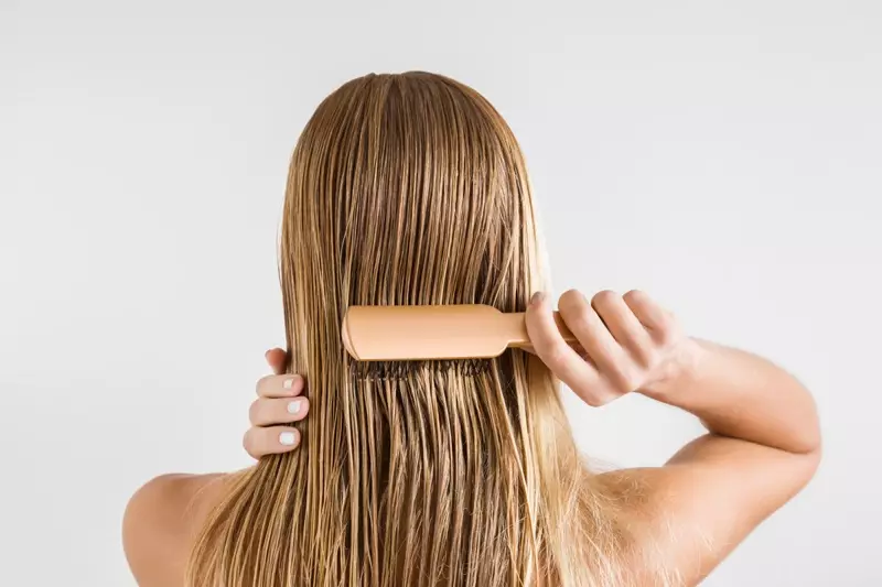 Nasse blonde Haarbürste