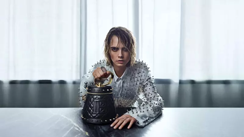 Cara Delevingne poserer med Balmain Romeo-veske