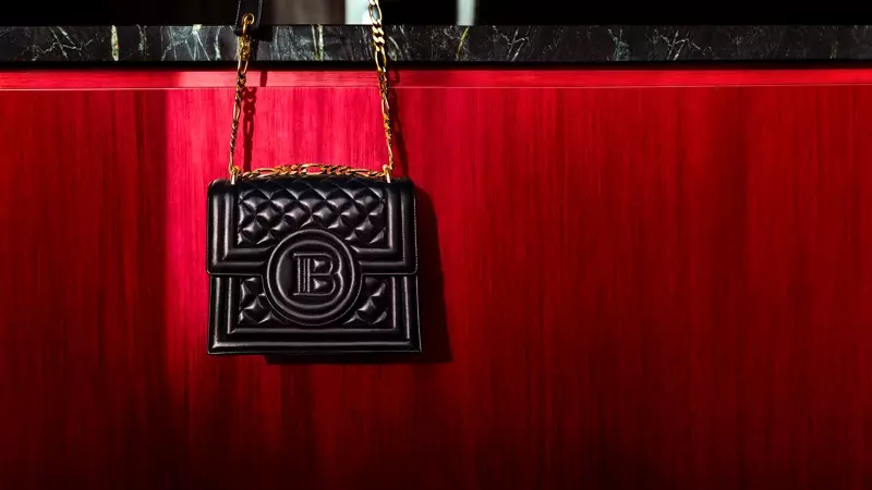 看看 Balmain x Cara BBag 包