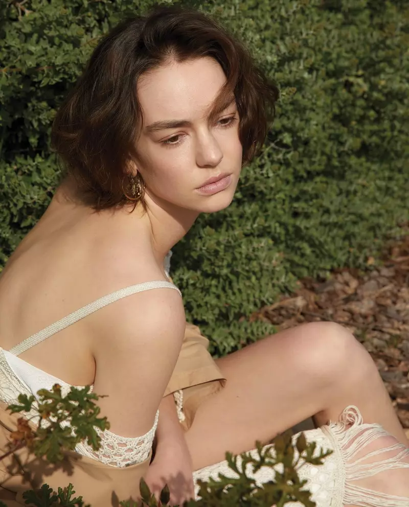 Η ηθοποιός Brigette Lundy-Paine ποζάρει σε εξωτερικούς χώρους για τη φωτογράφιση