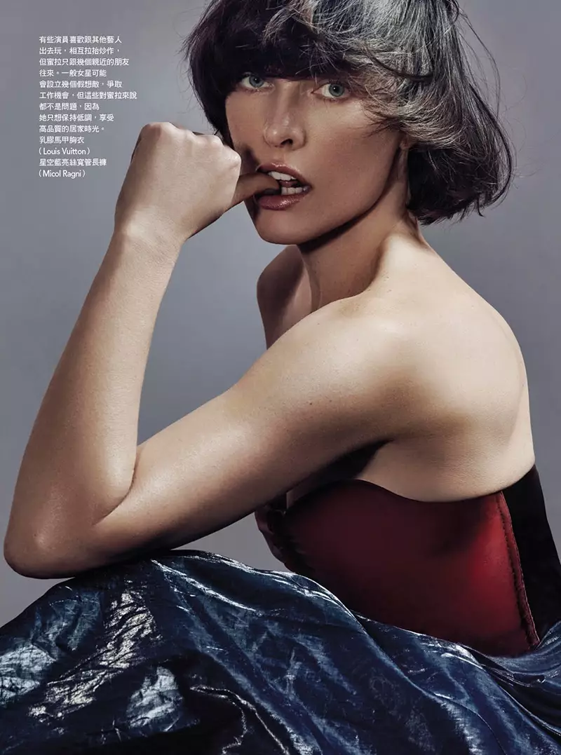 Milla Jovovich tenta usar estilos de declaração para a Vogue Taiwan