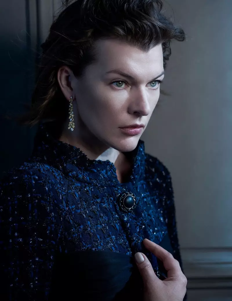 Milla Jovovich 身穿閃亮粗花呢夾克，搭配吊墜耳環