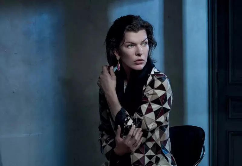 ctress Milla Jovovich yambara ikoti ya geometrike hamwe nimpeta