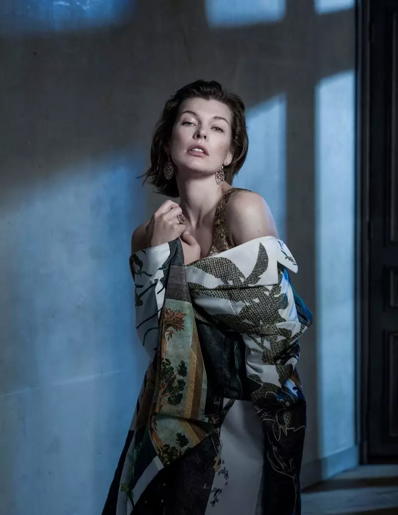 නිළිය Milla Jovovich එම්බ්‍රොයිඩර් කබායකින් ඔතා ඇත