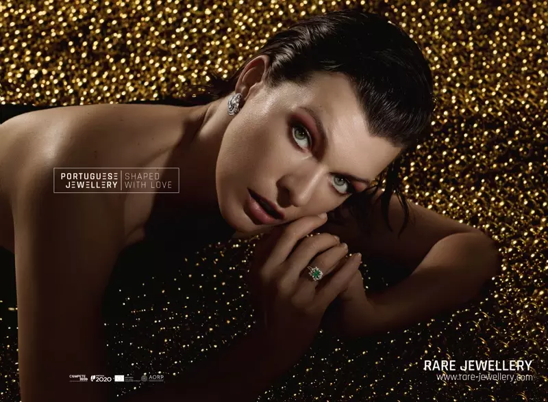 Obtendo seu close, Milla Jovovich usa joias raras