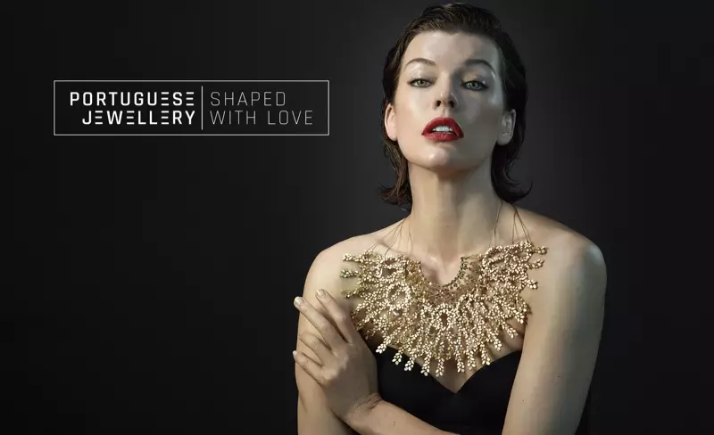 Si Milla Jovovich nagsul-ob og bulawan nga pahayag nga kwintas sa kampanya sa Portuguese Jewellery