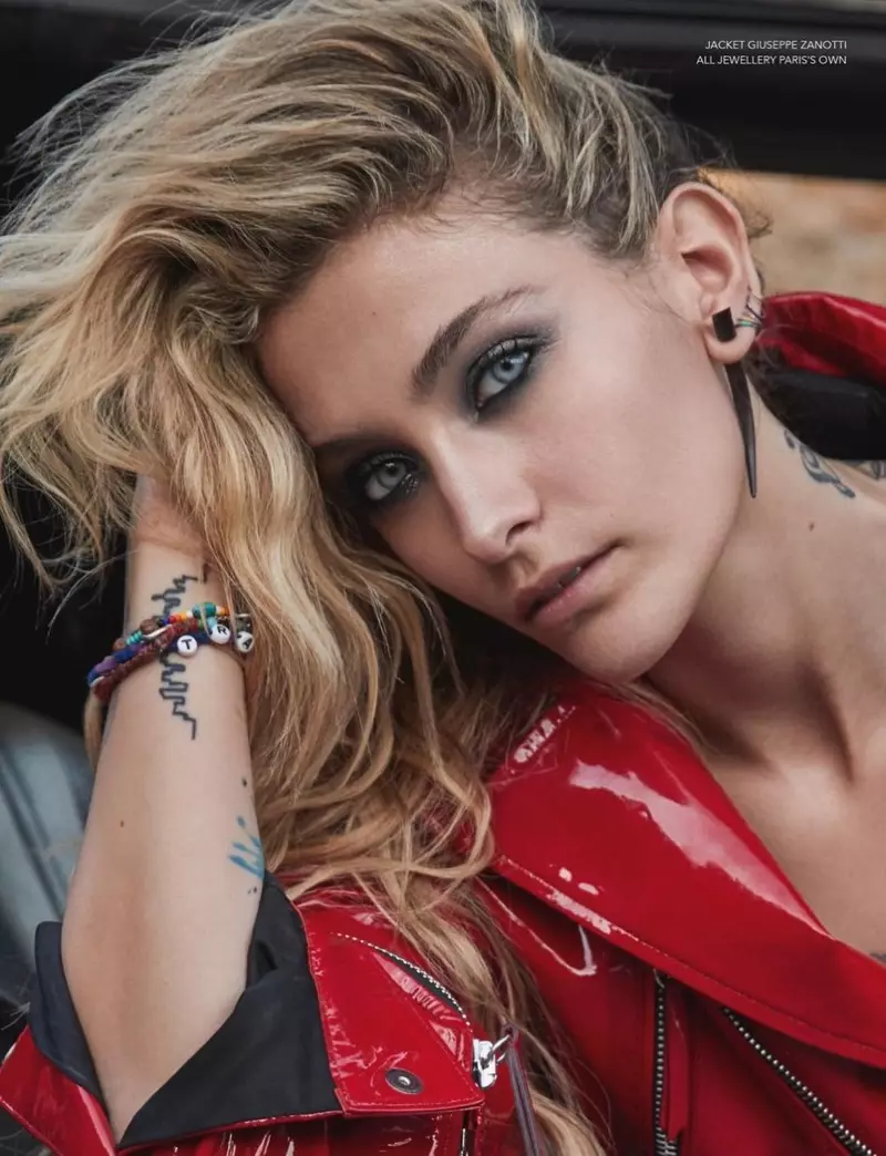 Gefotografeerd door David Roemer, draagt Paris Jackson een Giuseppe Zanotti-jas