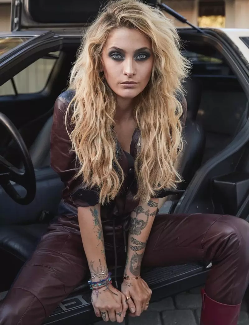 Actrice Paris Jackson poseert in jumpsuit van Karl Lagerfeld