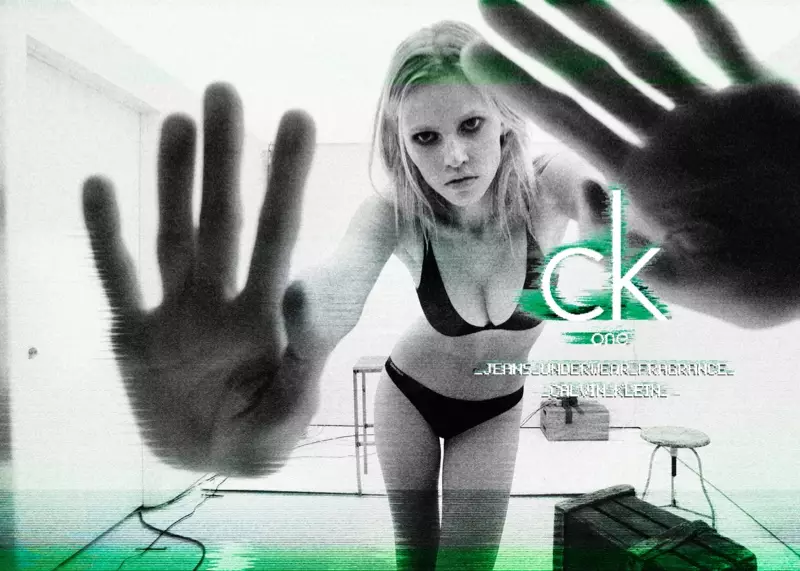 Реклама CK One 2011 року для Calvin Klein не виглядала нічого незвичайного, поки люди не вказали, що вона виглядає як слово F***. Столик має букву F з її бюстгальтером у формі U та CK на кінці. Фото Стівена Мейзела.