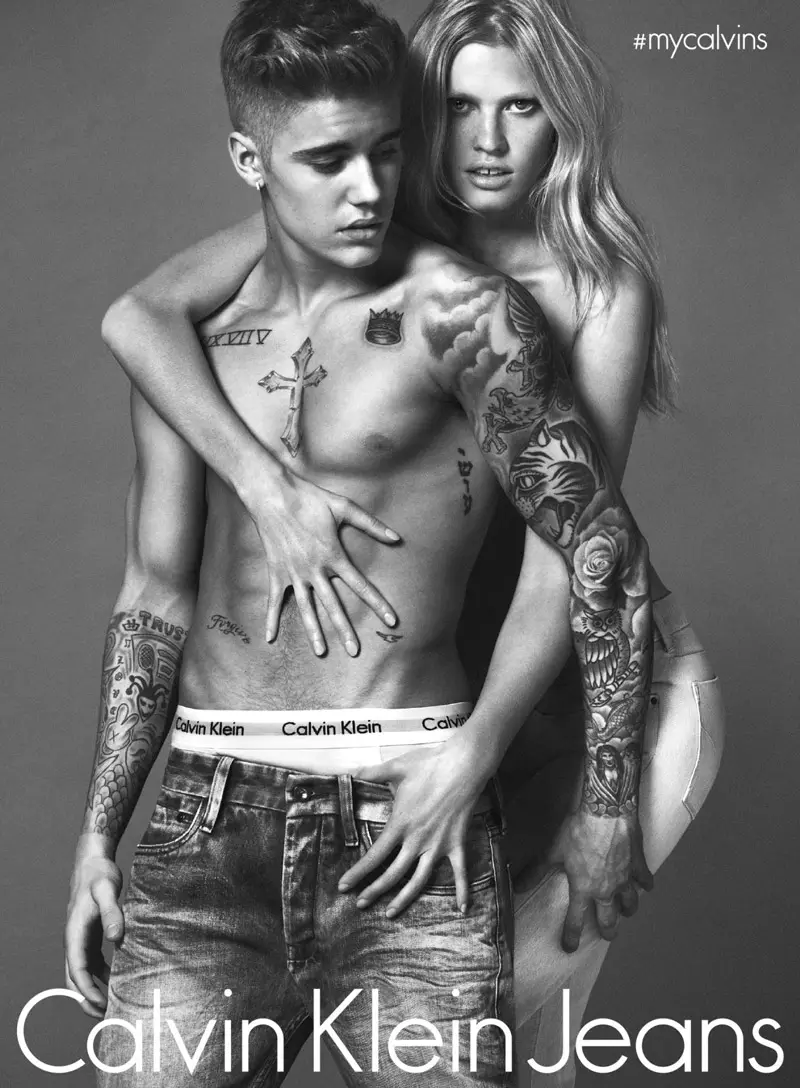 În 2015, Calvin Klein l-a apelat pe Justin Bieber pentru reclamele sale la blugi. Corpul său sexy și antrenat arăta prea frumos pentru a fi adevărat pentru unii oameni care au acuzat rapid marca că a făcut photoshop-ul lui Justin pentru a arăta mai voluminos.