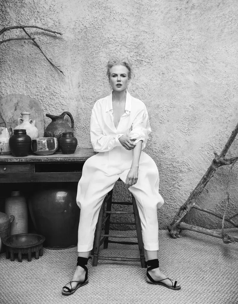 Nicole Kidman, odfotená čiernobielo, má na sebe košeľu Jil Sander, nohavice Delpozo a sandále Valentino