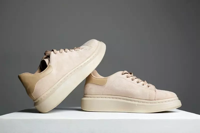 Mga Sneakers sa Suede nga Platform nga Beige