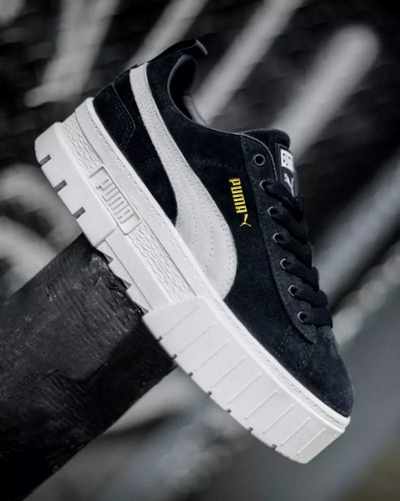 Sekilas tentang sneaker Mayze PUMA berwarna hitam.