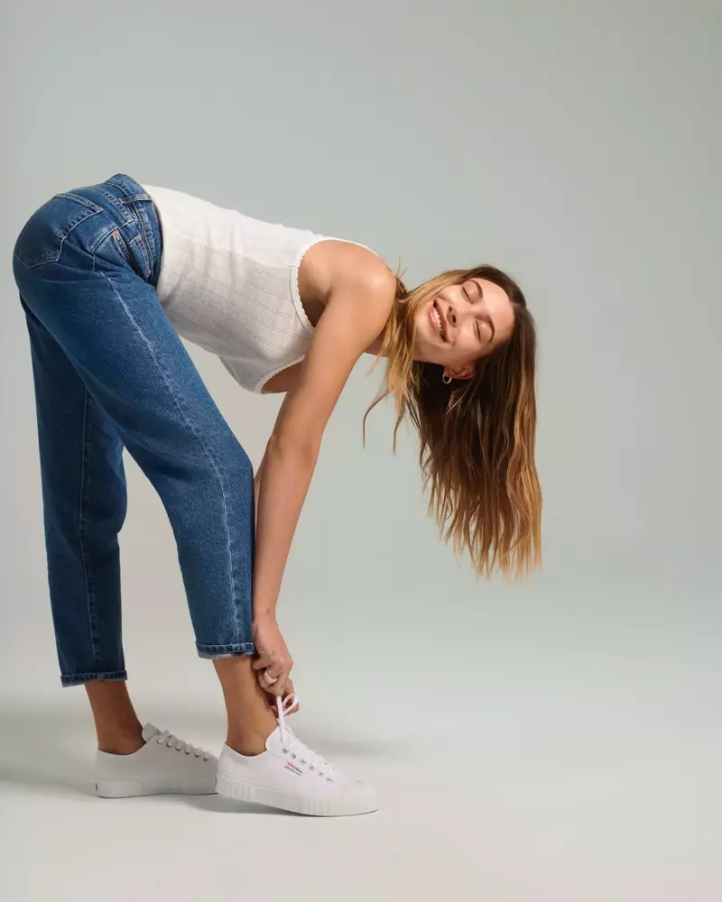 模特海莉·比伯 (Hailey Bieber) 在紐約市為 Superga 2021 春夏廣告大片擺姿勢。