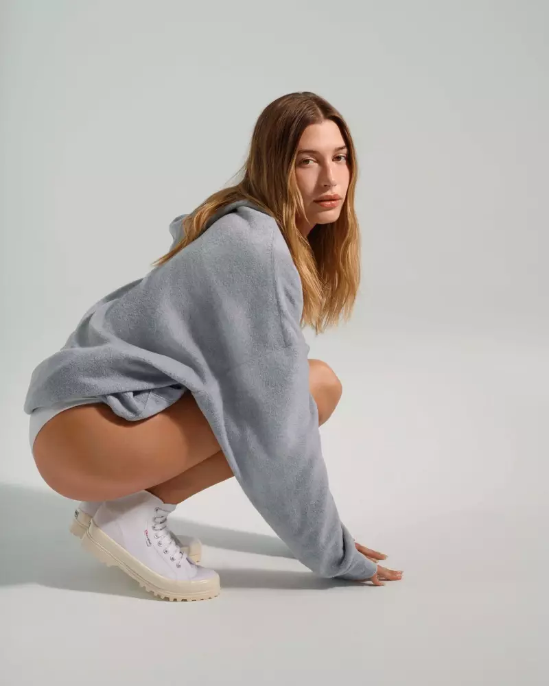 Η Superga χρησιμοποιεί τη Hailey Bieber για την καμπάνια άνοιξη-καλοκαίρι 2021.