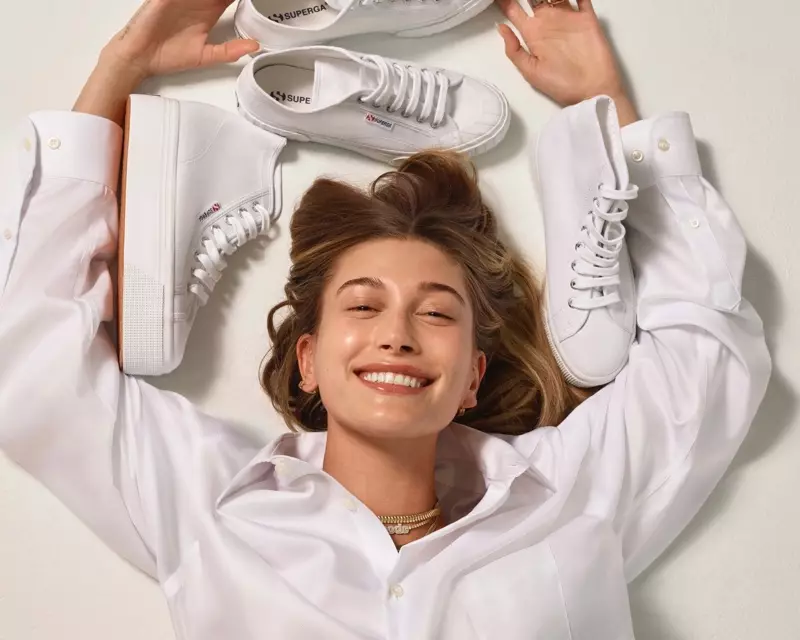 笑容满面，海莉·比伯 (Hailey Bieber) 在 Superga 2021 春夏广告大片中脱颖而出。