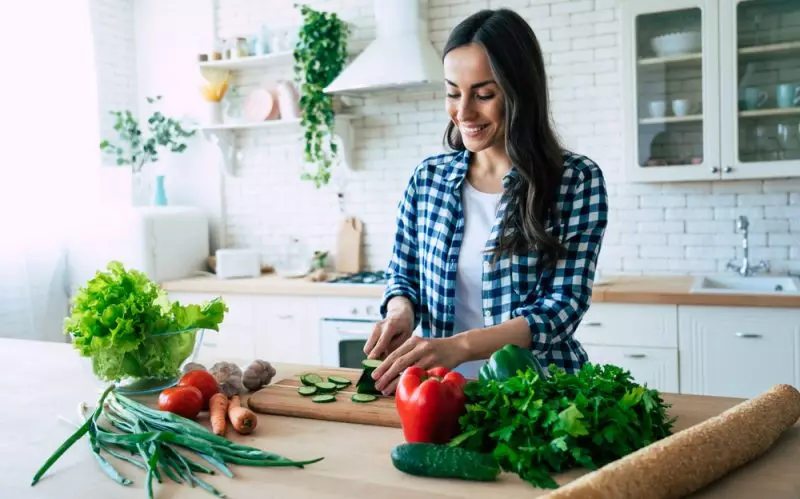 Fanm nan Kitchen Kwit manje an sante