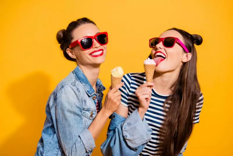 mujeres comiendo helado