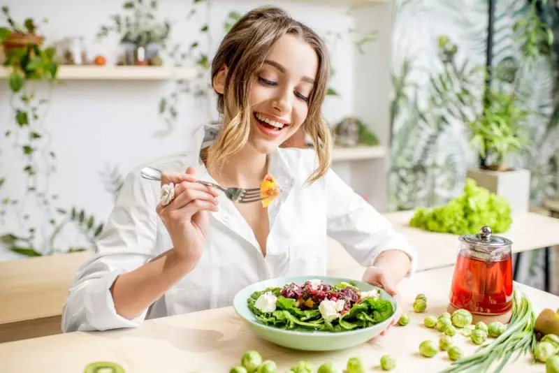 Frou eating salade