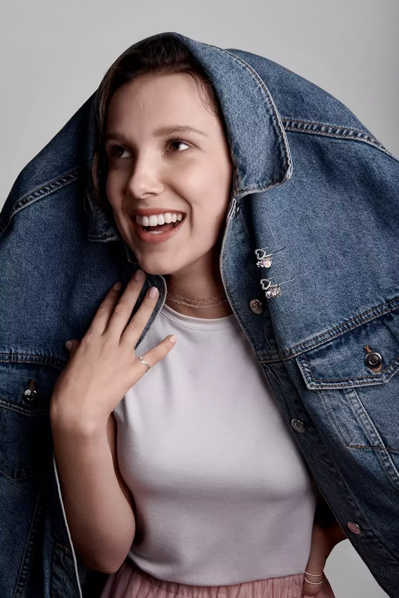 Милли Бобби Браун в джинсах снялась в рекламной кампании украшений Pandora Me.