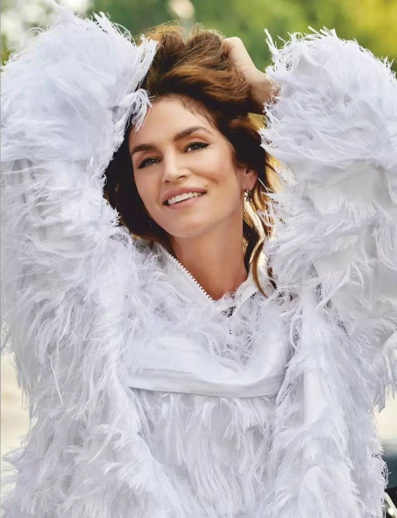 Cindy Crawford modela los mejores looks para Harper's Bazaar Singapur