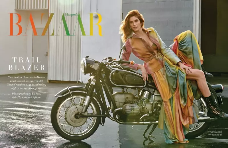 Cindy Crawford modelleert de coolste looks voor Harper's Bazaar Singapore