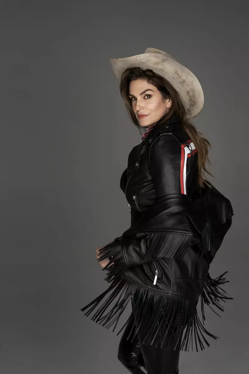 Cindy Crawford posa en moda occidental para ELLE Italia