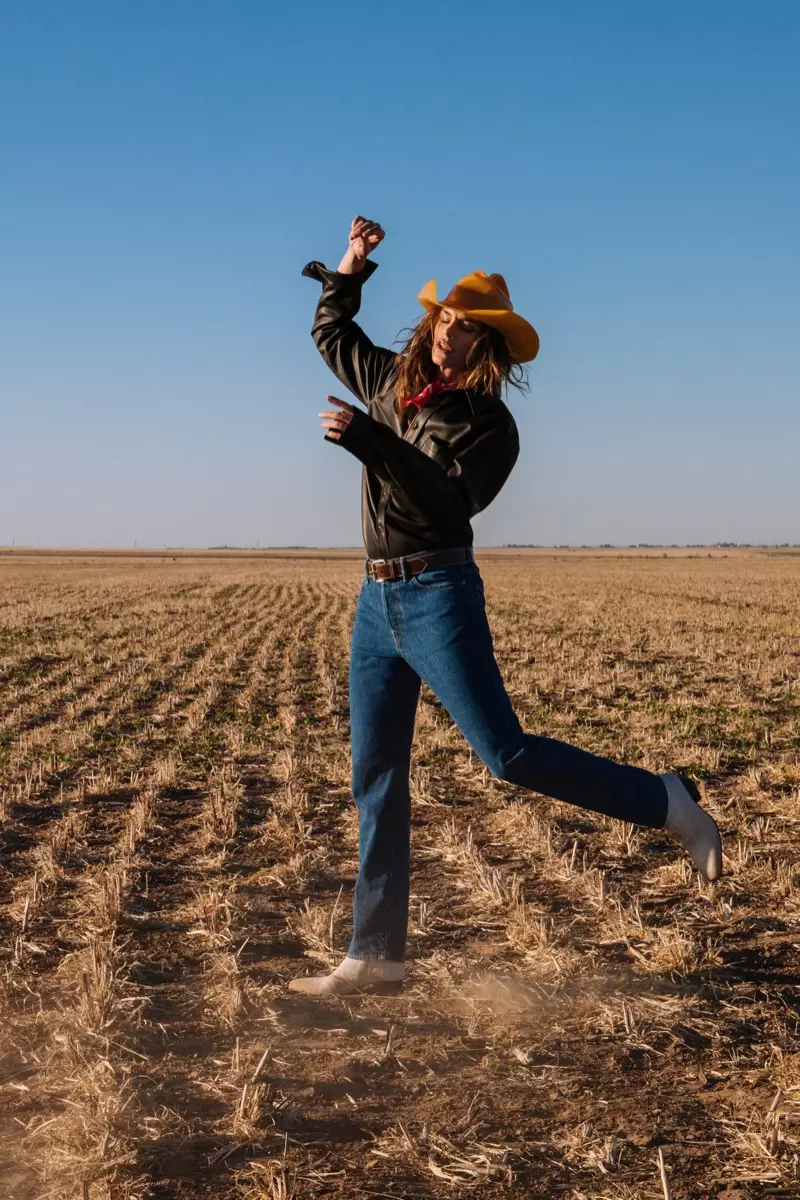 Cindy Crawford hnav sab hnub poob kev tshoov siab rau Acne Studios lub caij nplooj zeeg-lub caij ntuj no 2018 phiaj xwm